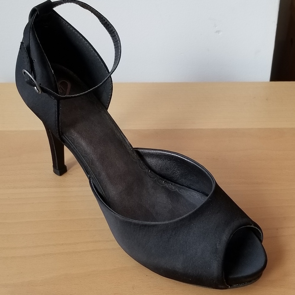 Black satin pump